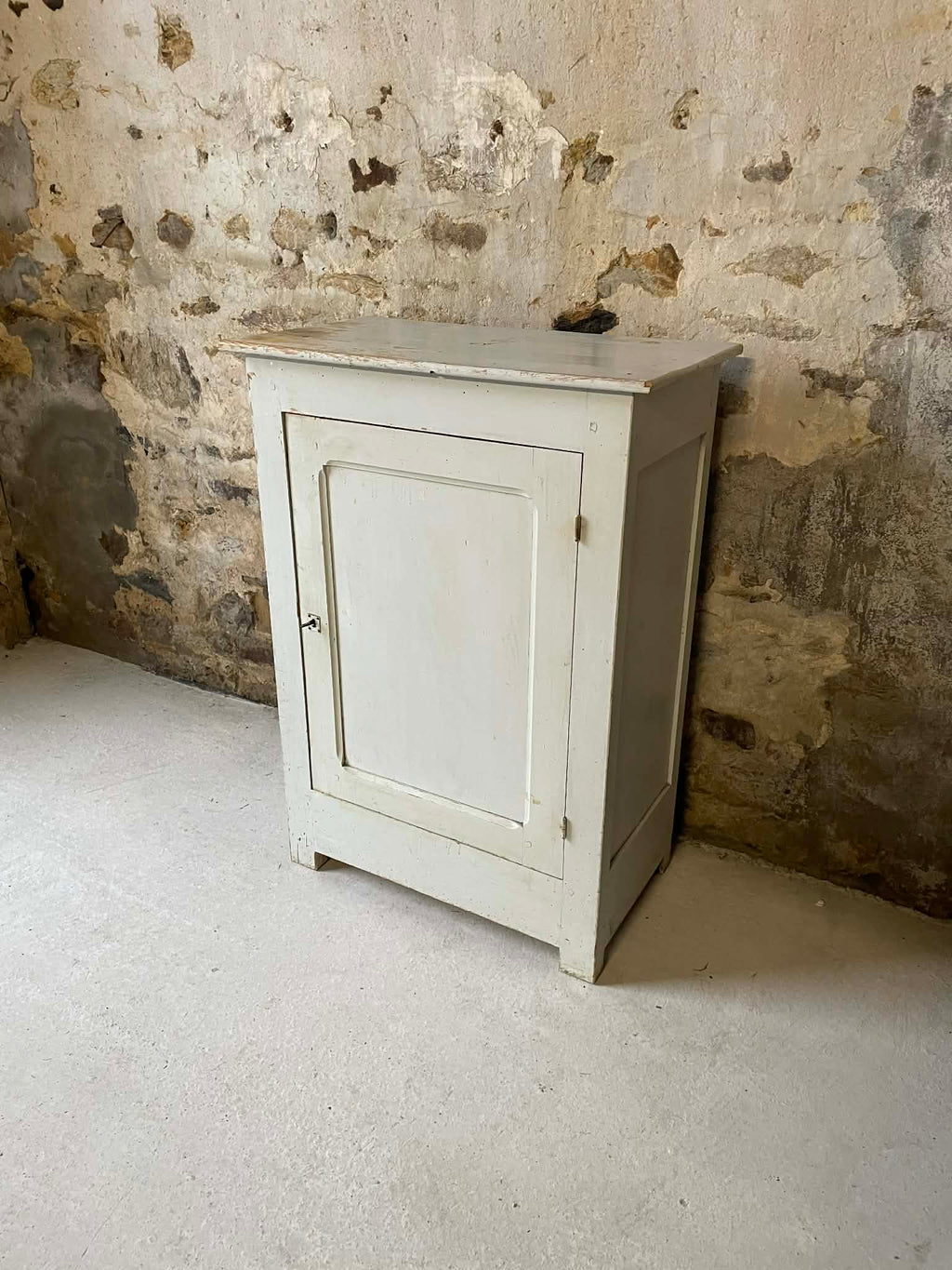 Petit buffet ancien patiné blanc