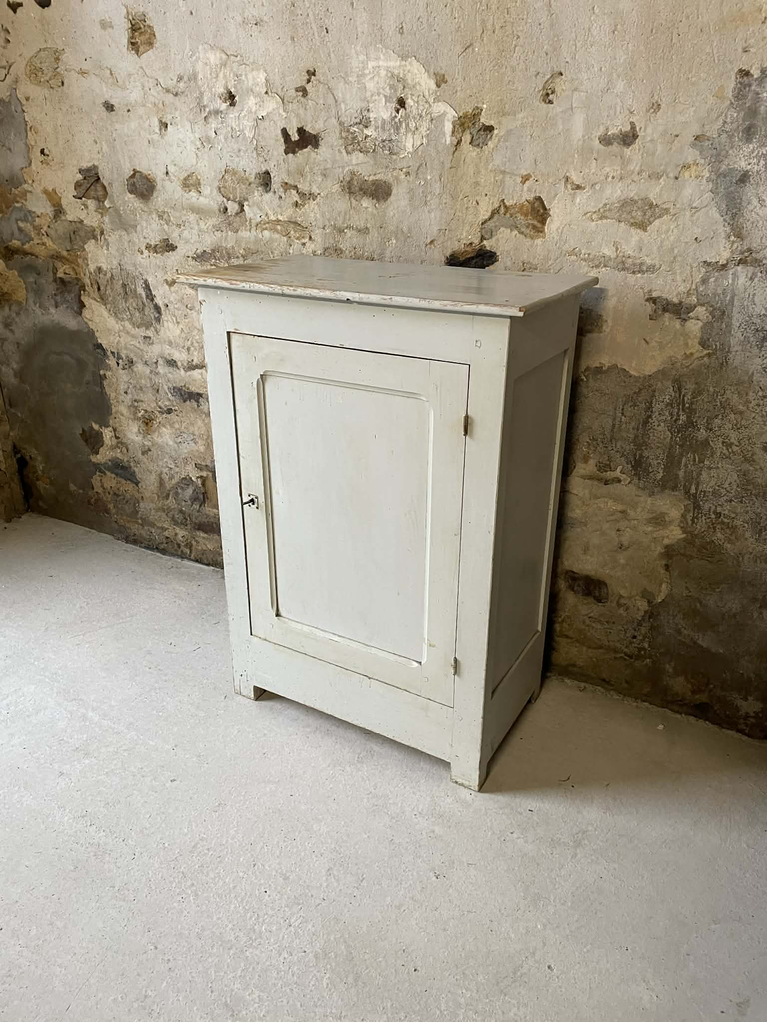 Petit buffet ancien patiné blanc