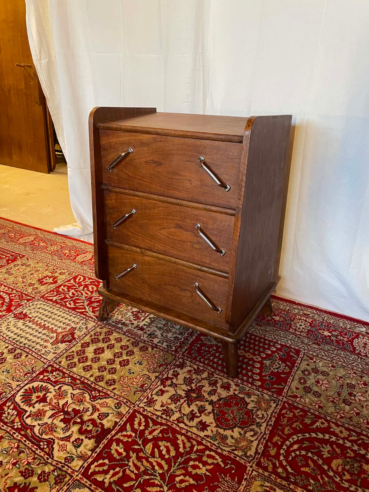 Petite commode vintage en noyer – 3 tiroirs  Copier le titre