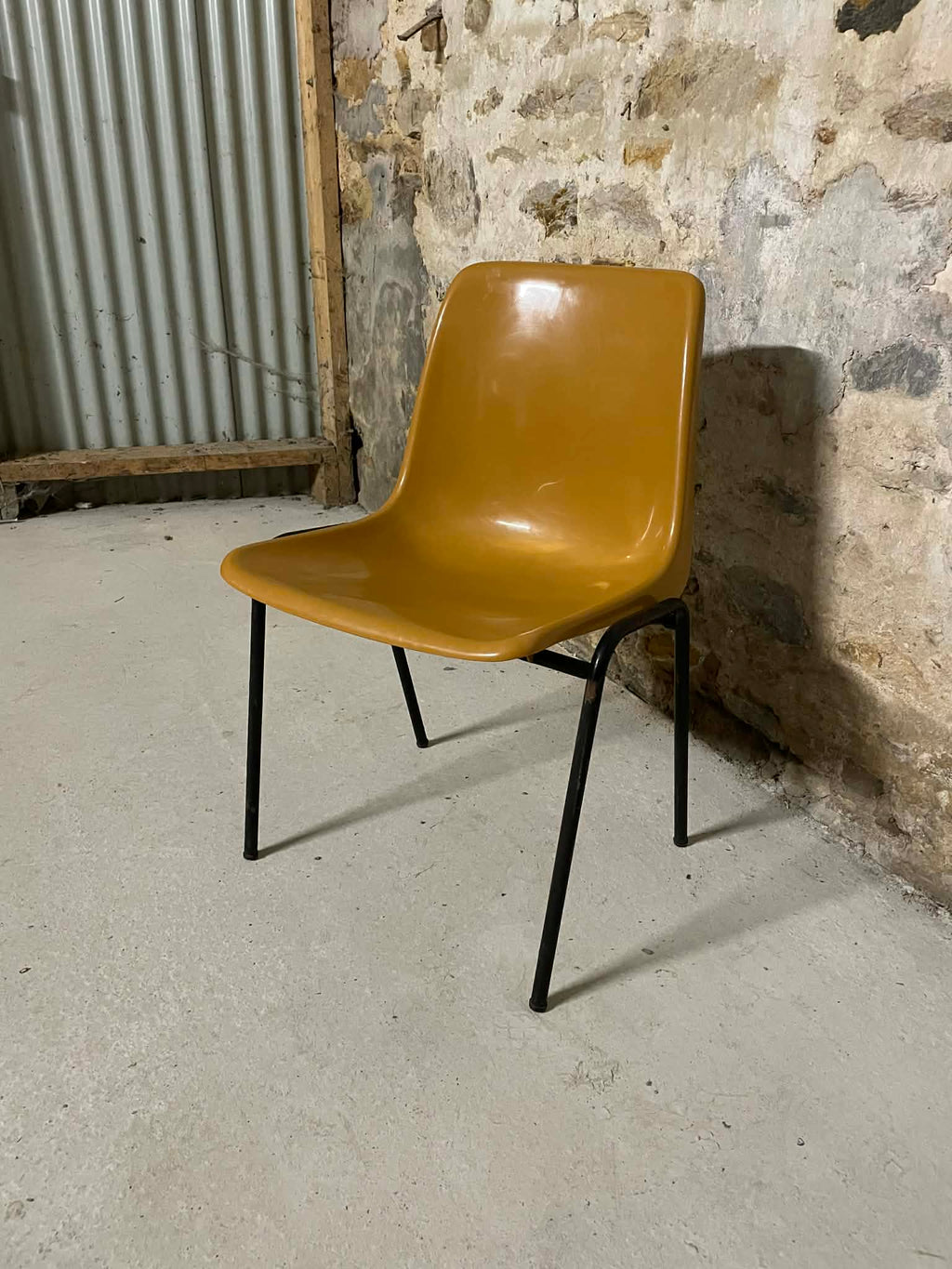 9 chaises vintage empilables en plastique camel