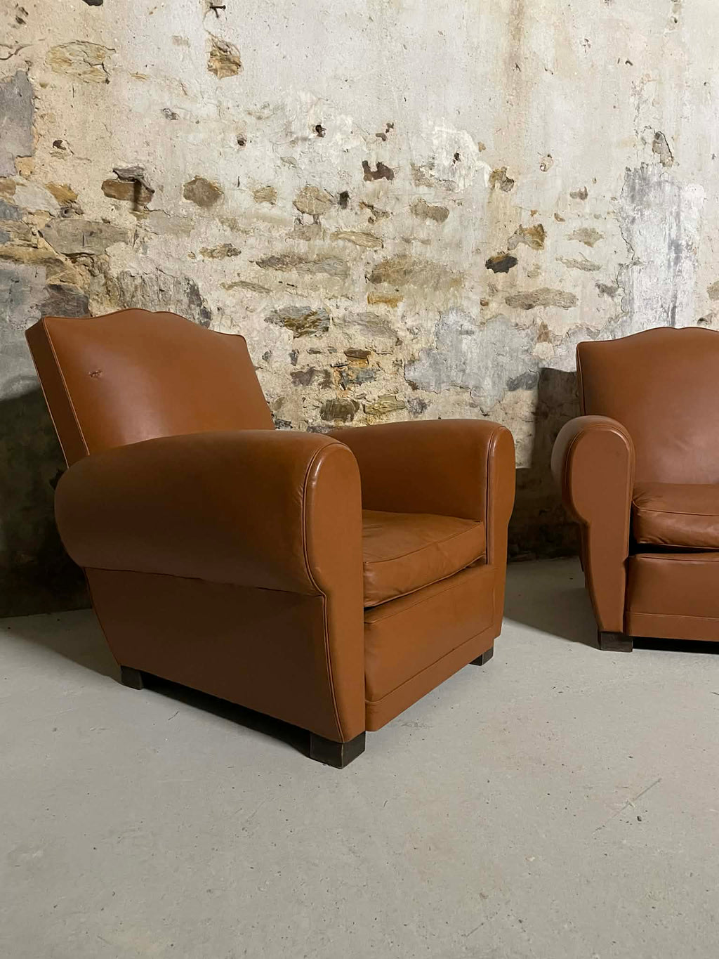 Paire de fauteuils vintage en simili cuir camel style club
