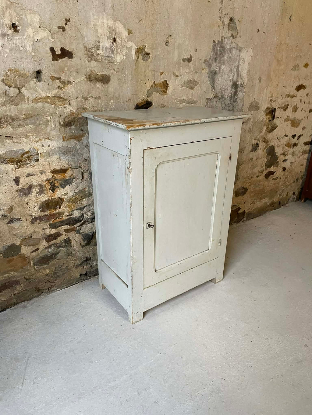 Petit buffet ancien patiné blanc