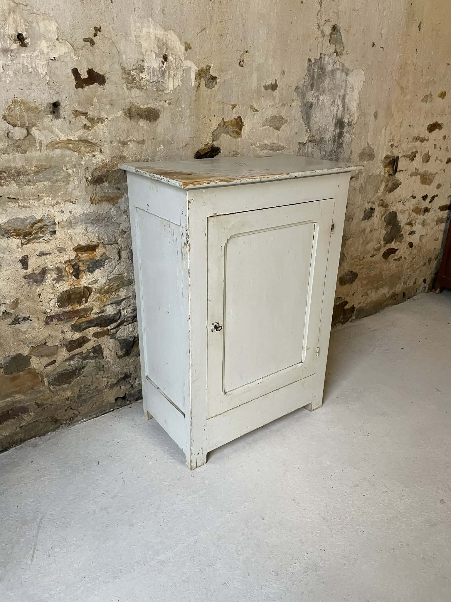 Petit buffet ancien patiné blanc