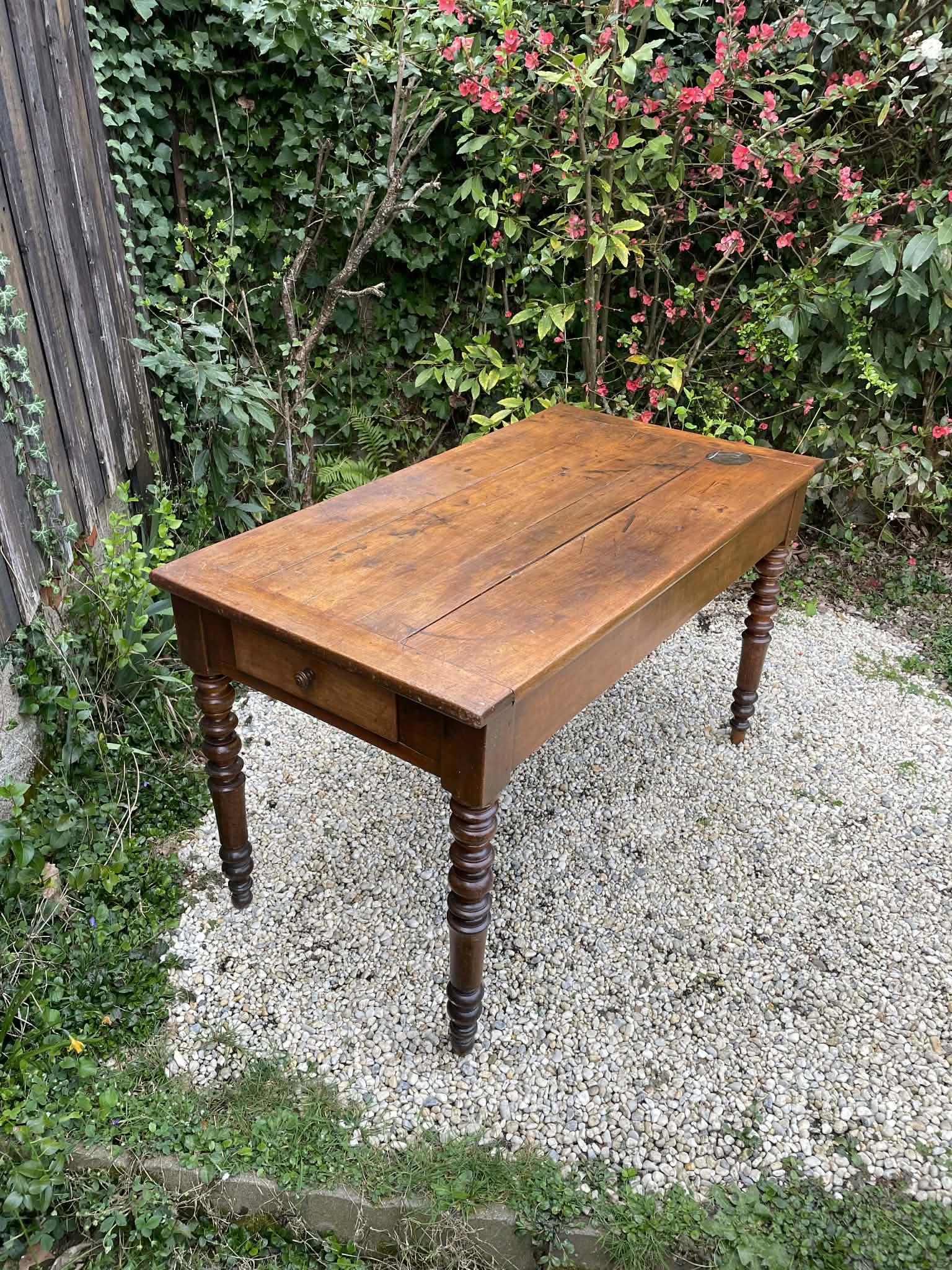 Table ancienne de cuisine avec planche à découper