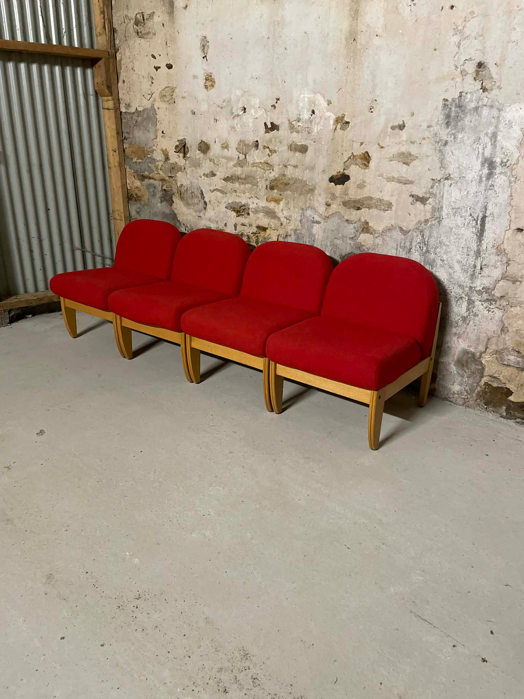 Chauffeuses vintage tissu rouge et bois clair