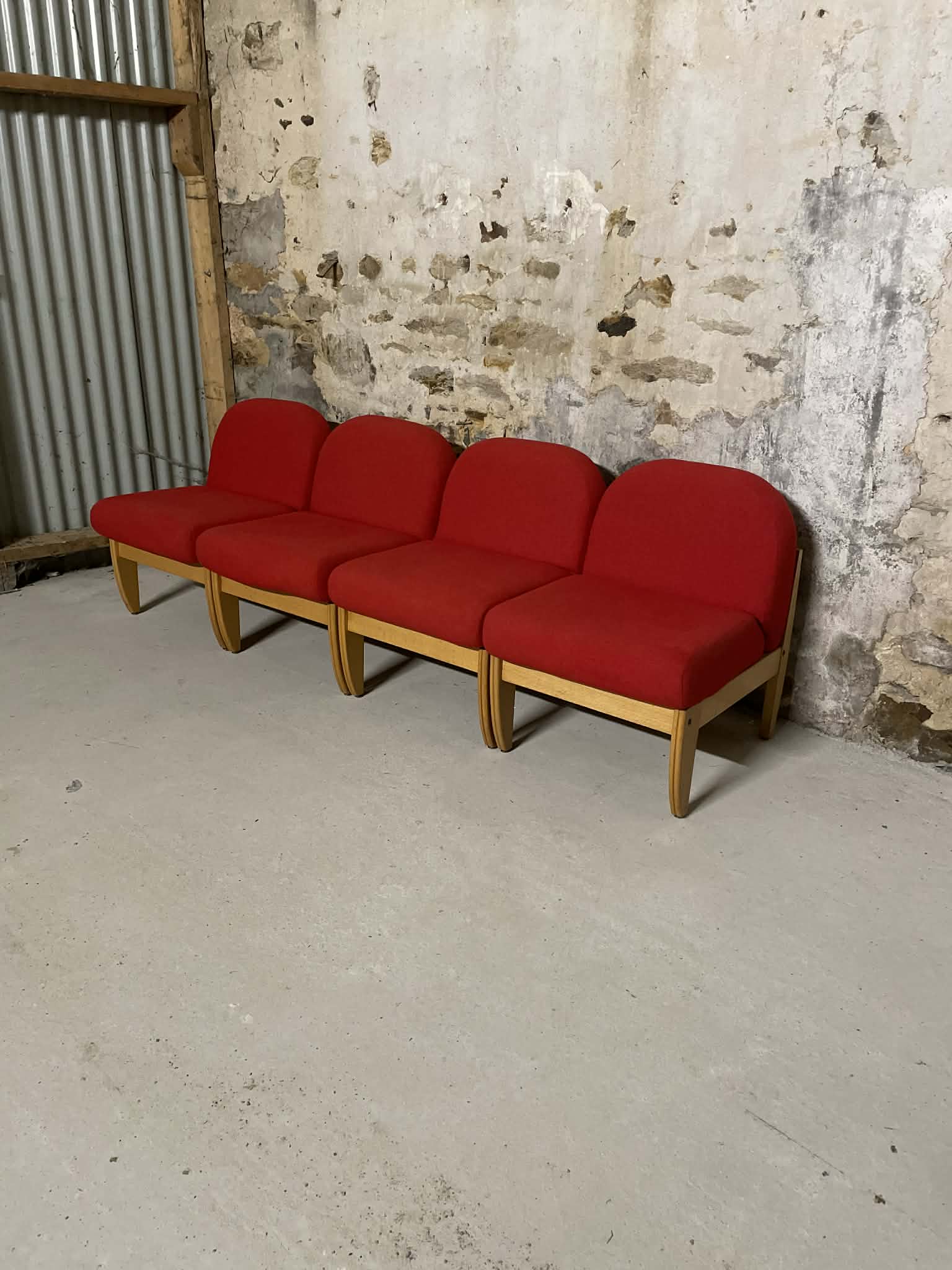 Chauffeuses vintage tissu rouge et bois clair