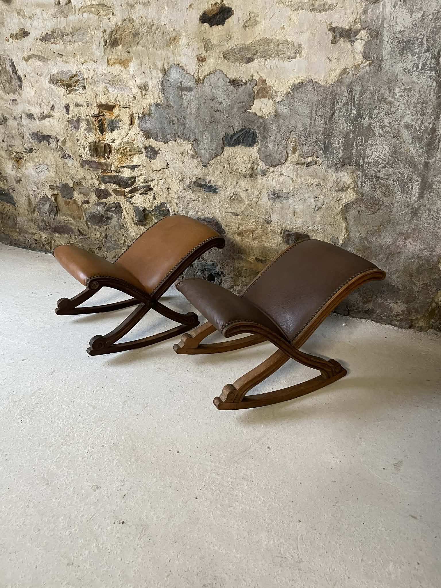 Lot de 2 repose-pieds anciens en bois et cuir clouté