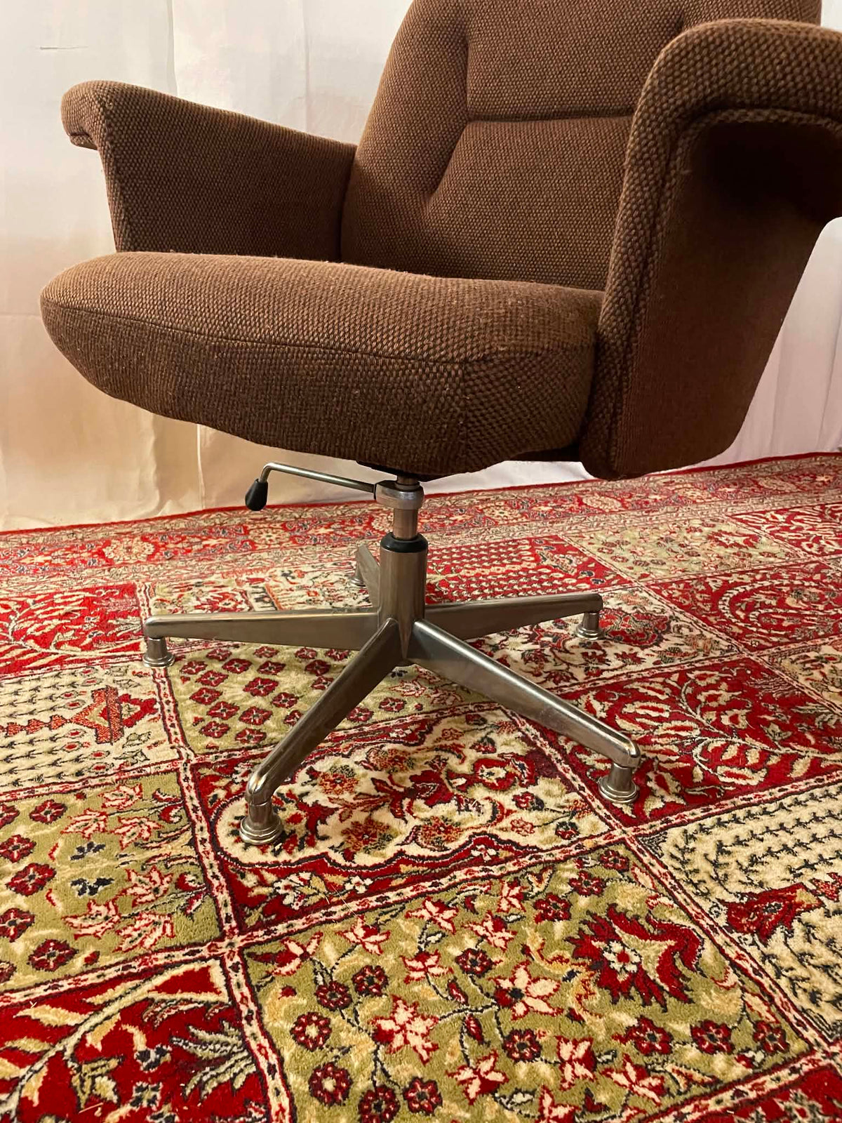 Fauteuil pivotant vintage en tweed marron et chrome – Années 1970