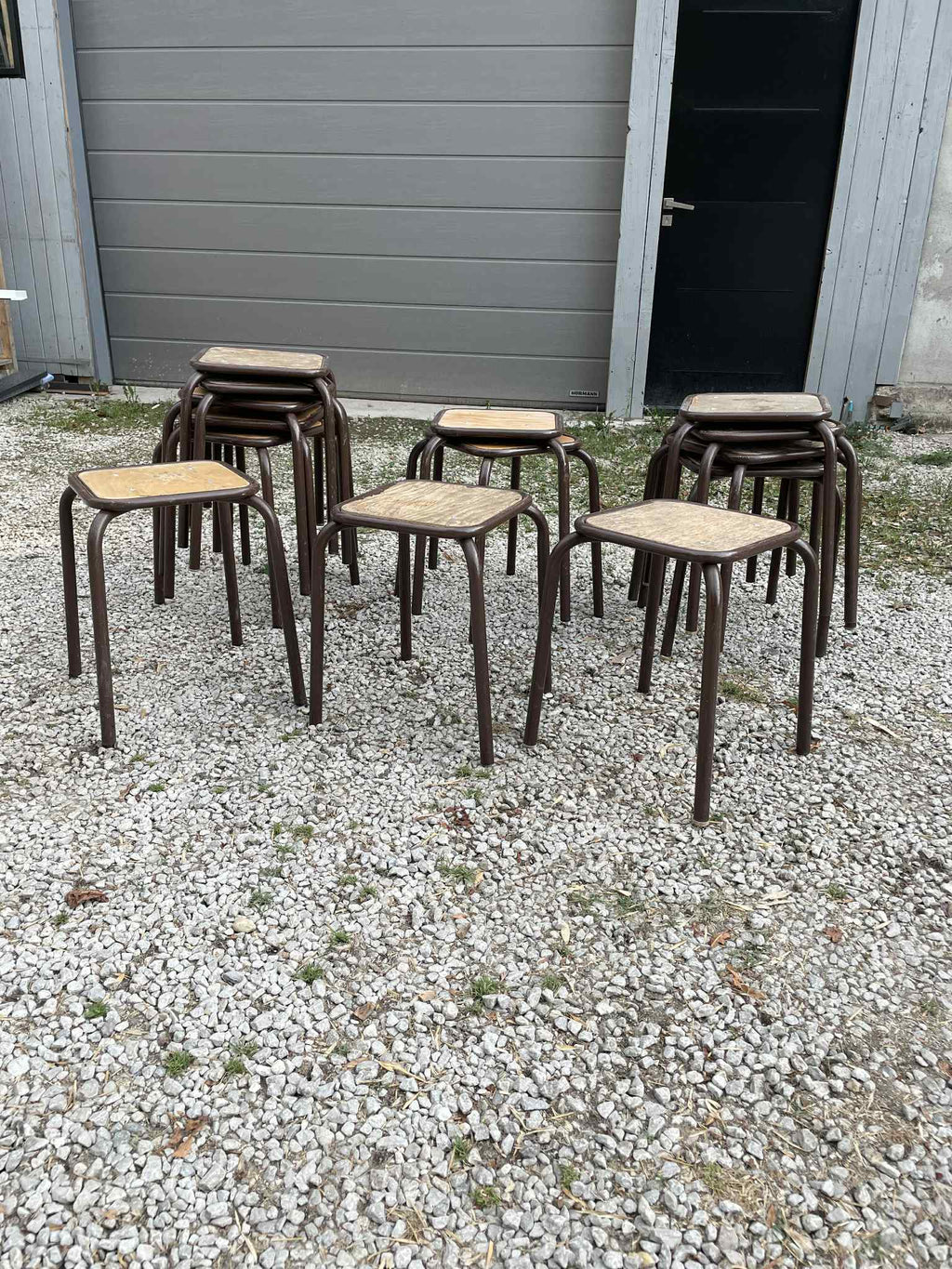 Tabourets anciens d'école marron