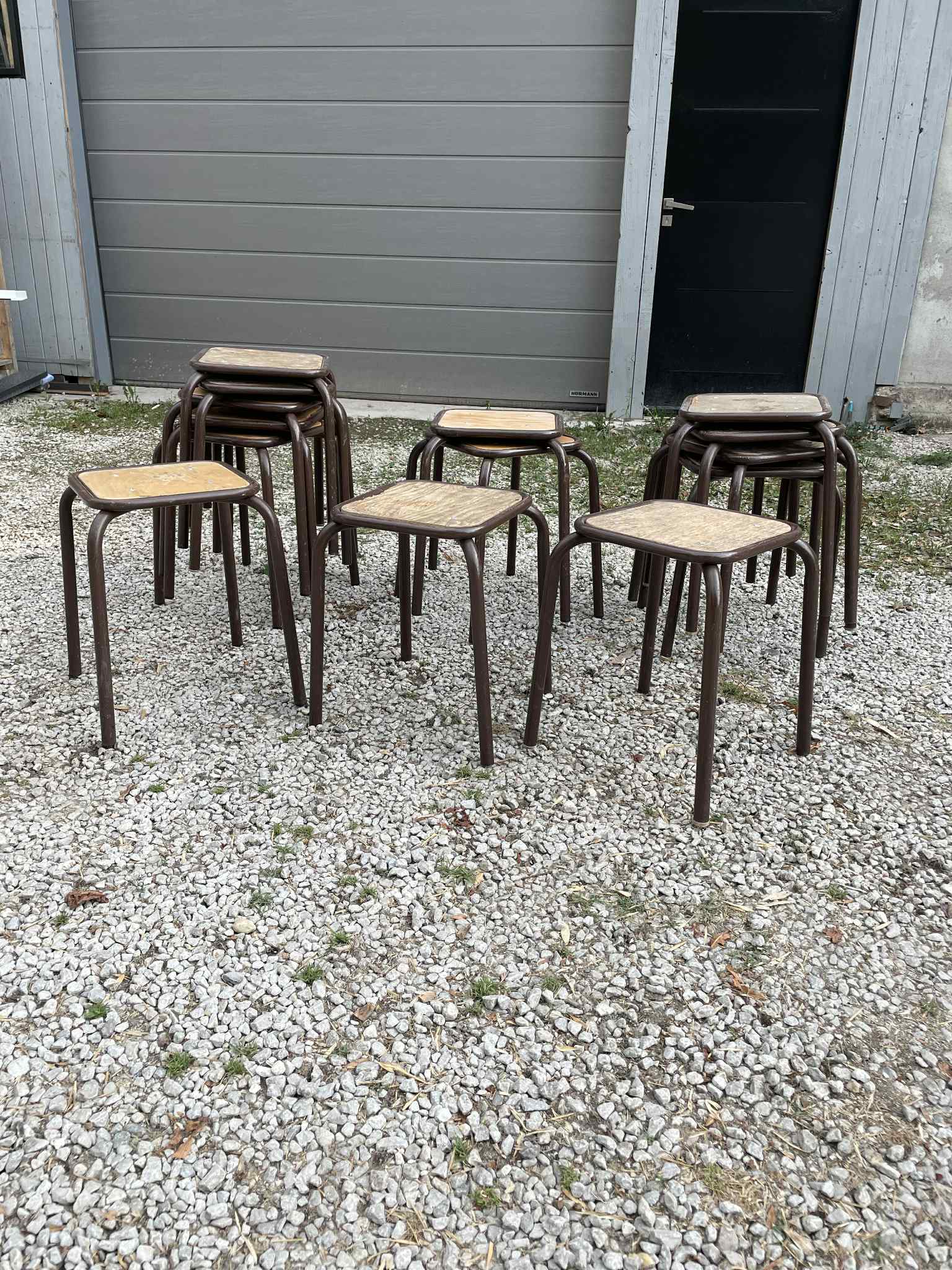 Tabourets anciens d'école marron