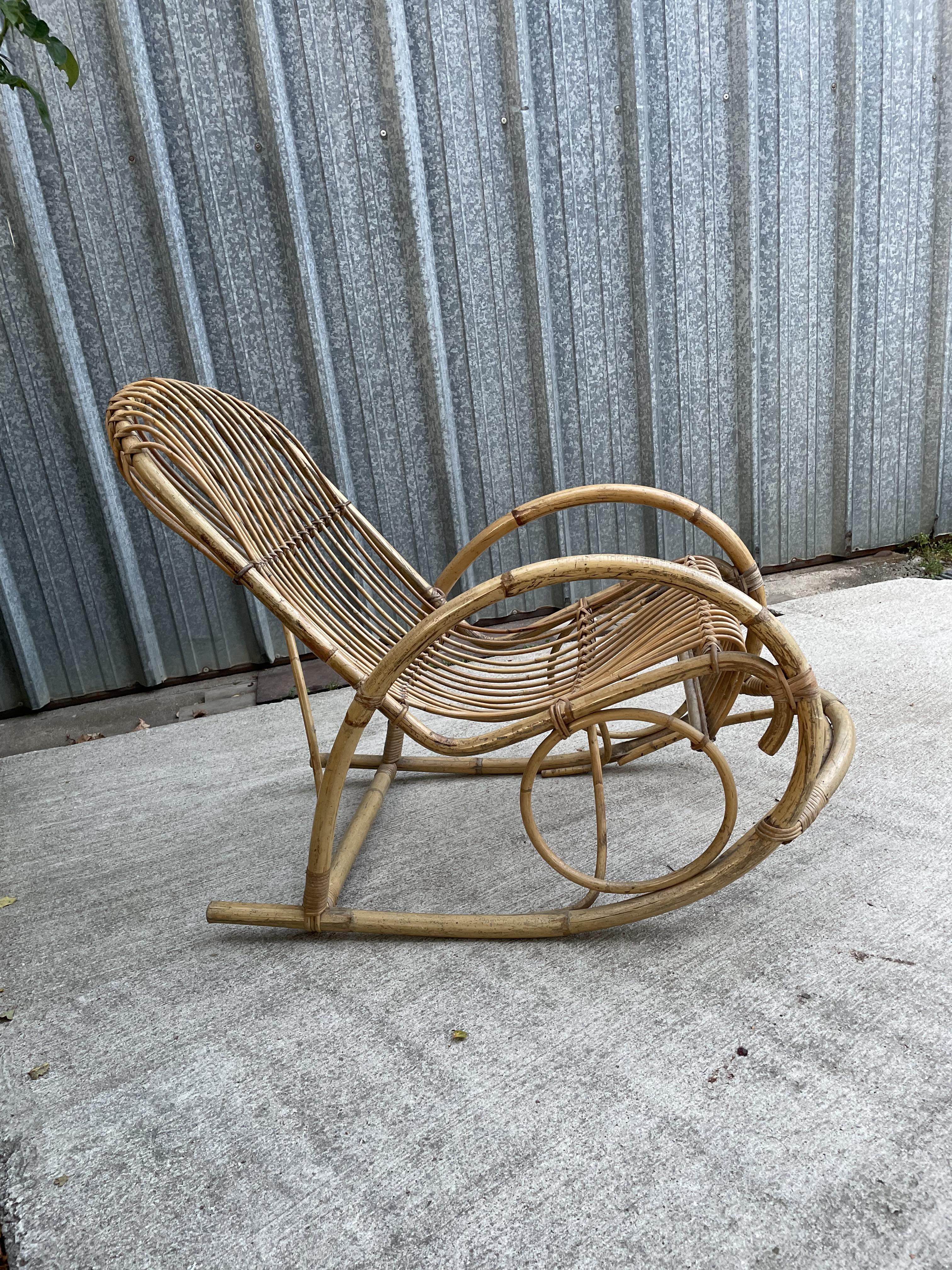 Rocking chair en rotin