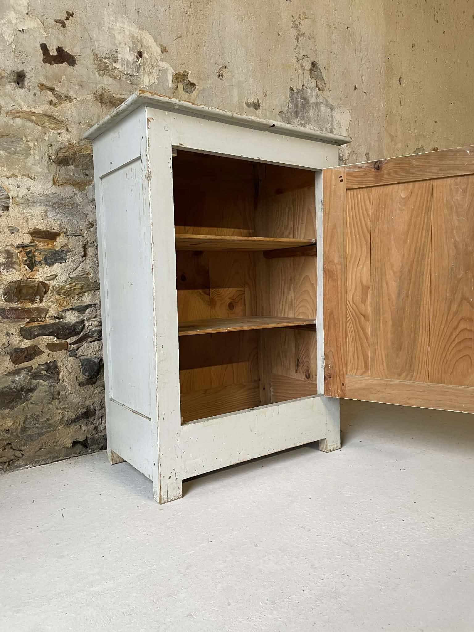 Petit buffet ancien patiné blanc