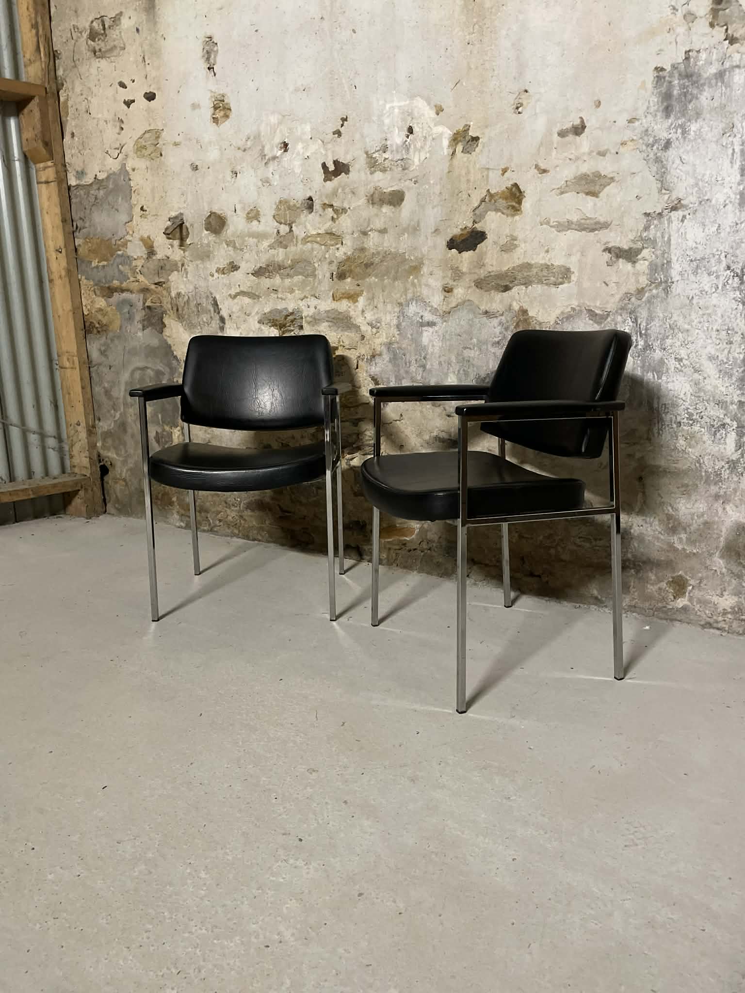 Paire de fauteuils de notaire vintage métal chromé