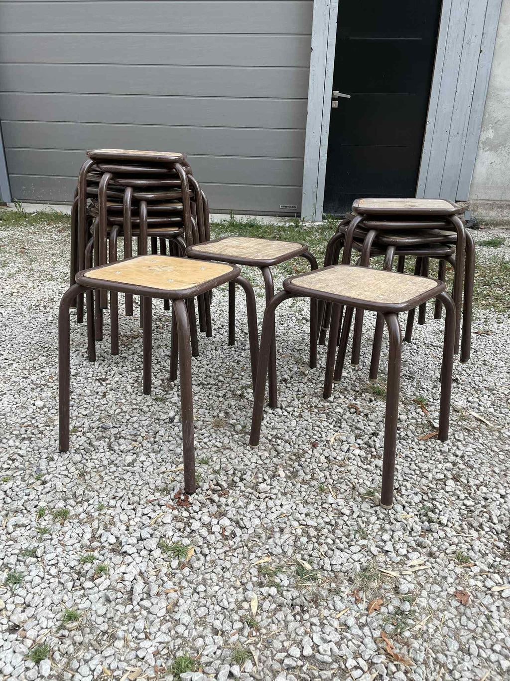 Tabourets anciens d'école marron