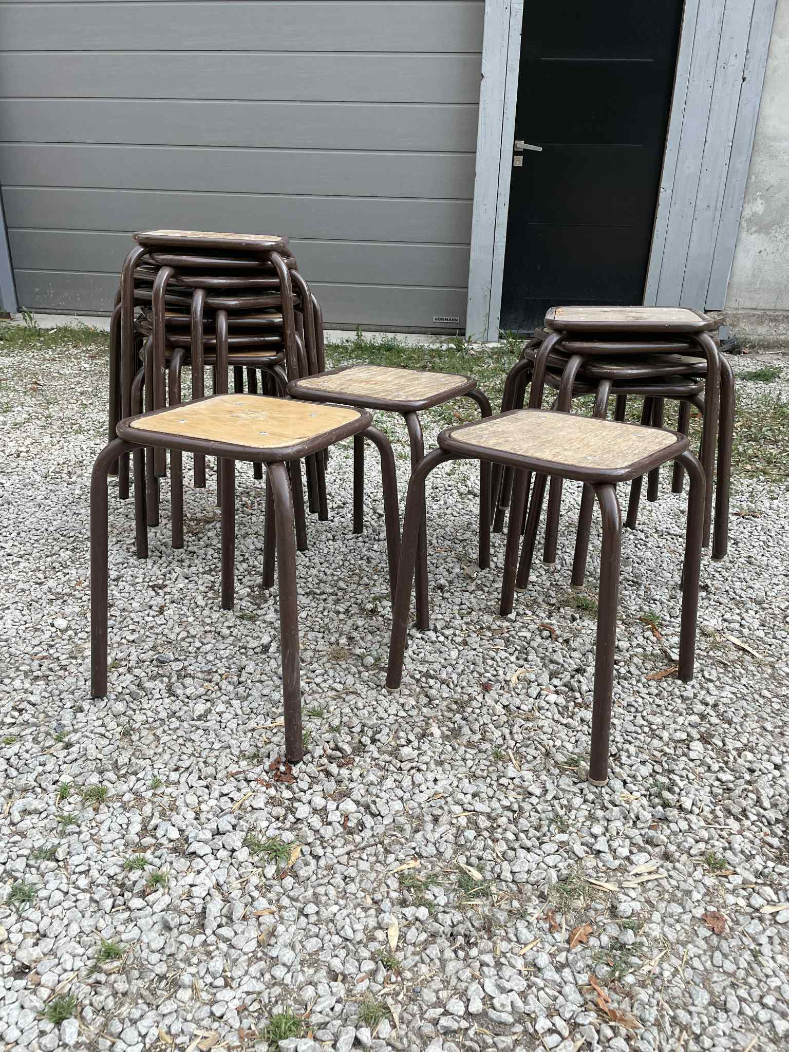 Tabourets anciens d'école marron