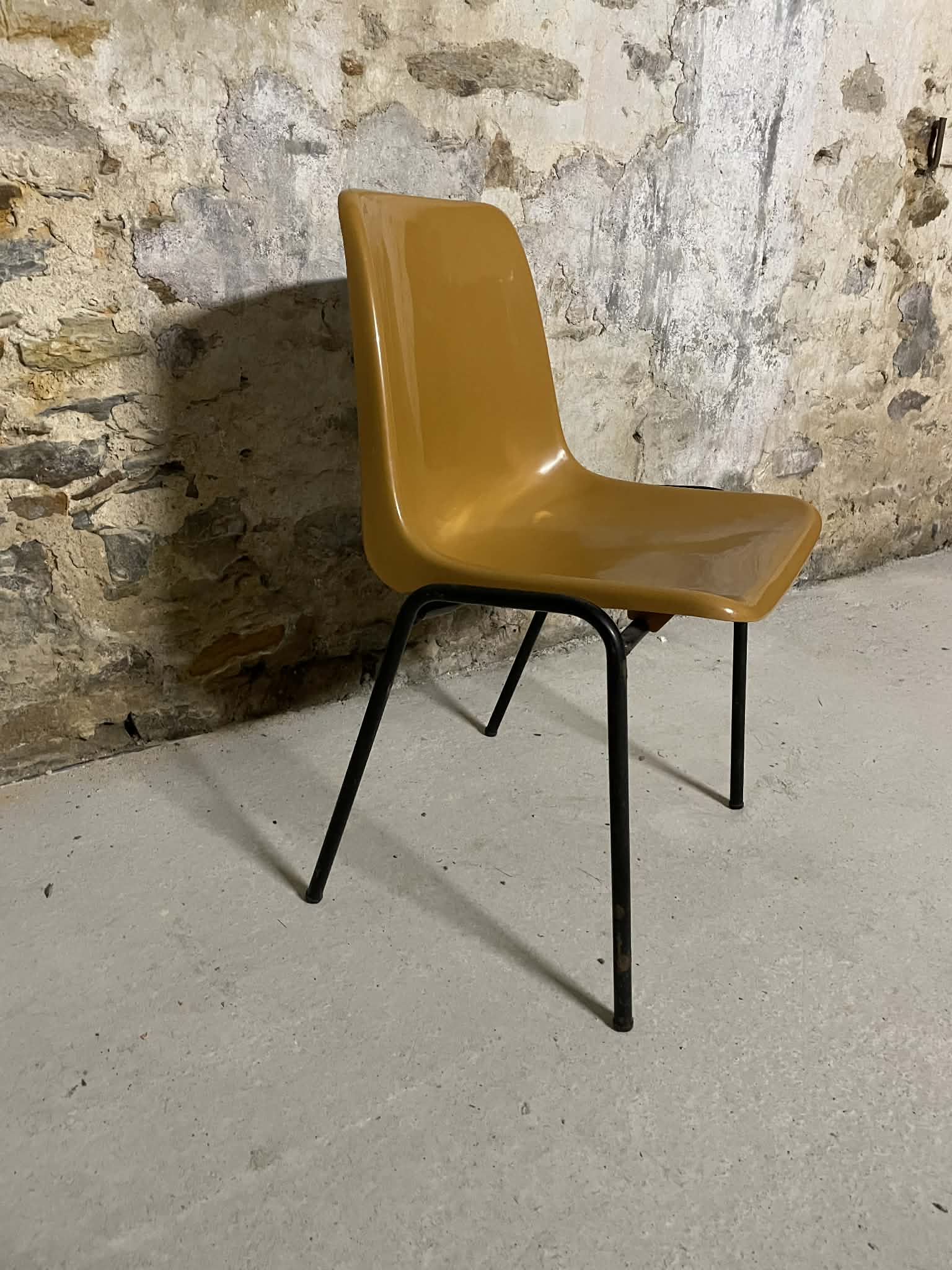 9 chaises vintage empilables en plastique camel