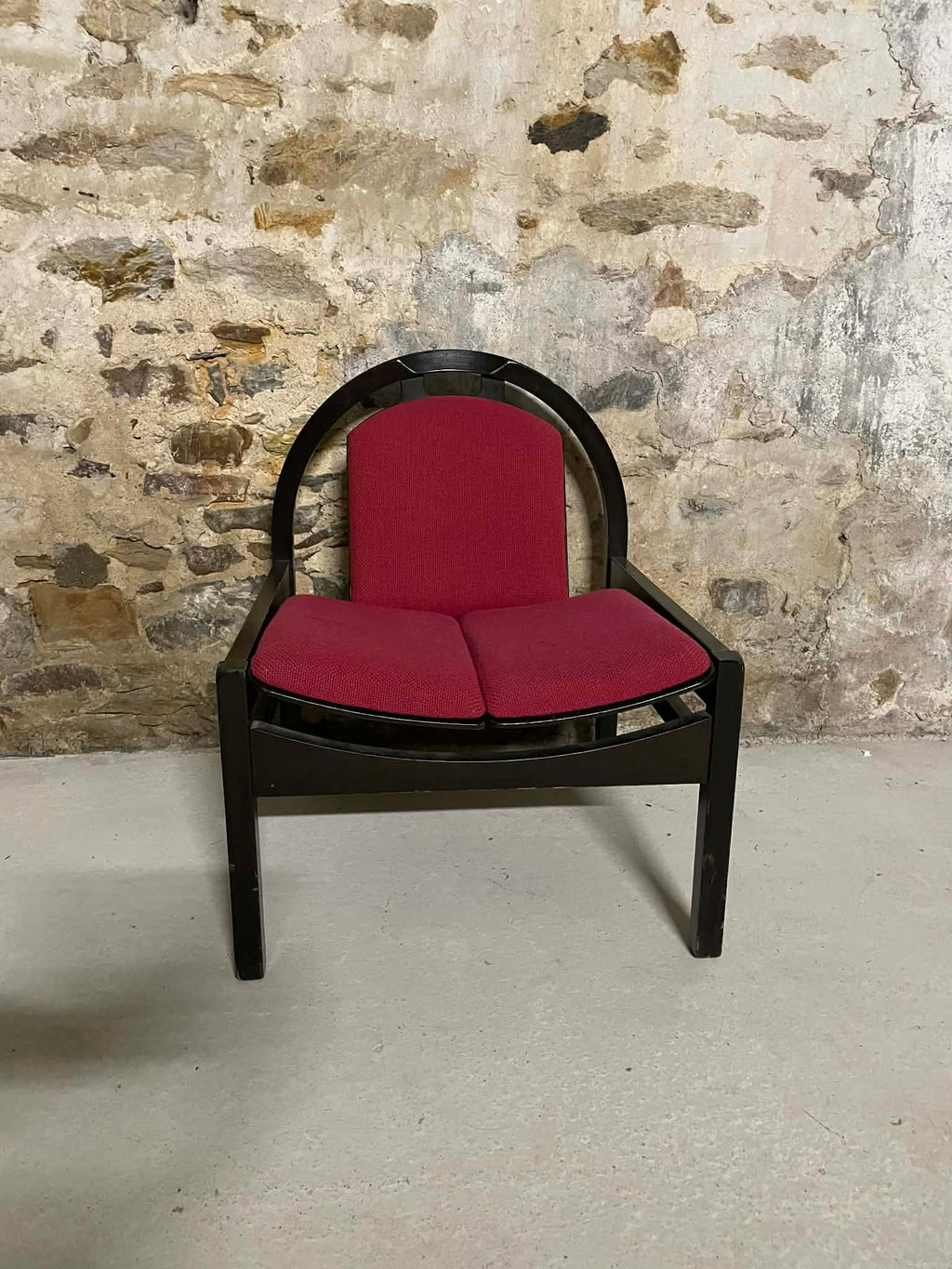 Fauteuil Baumann vintage en bois noir et tissu rouge