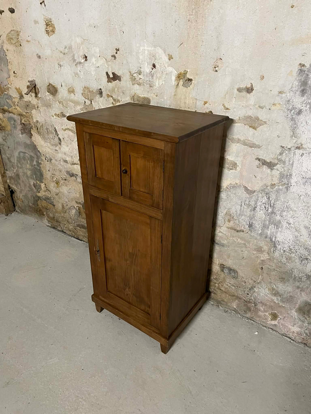 Petit meuble ancien en bois trois portes