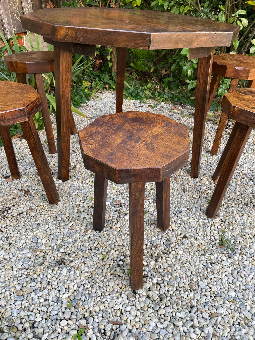 Ensemble brutaliste table et tabourets en orme