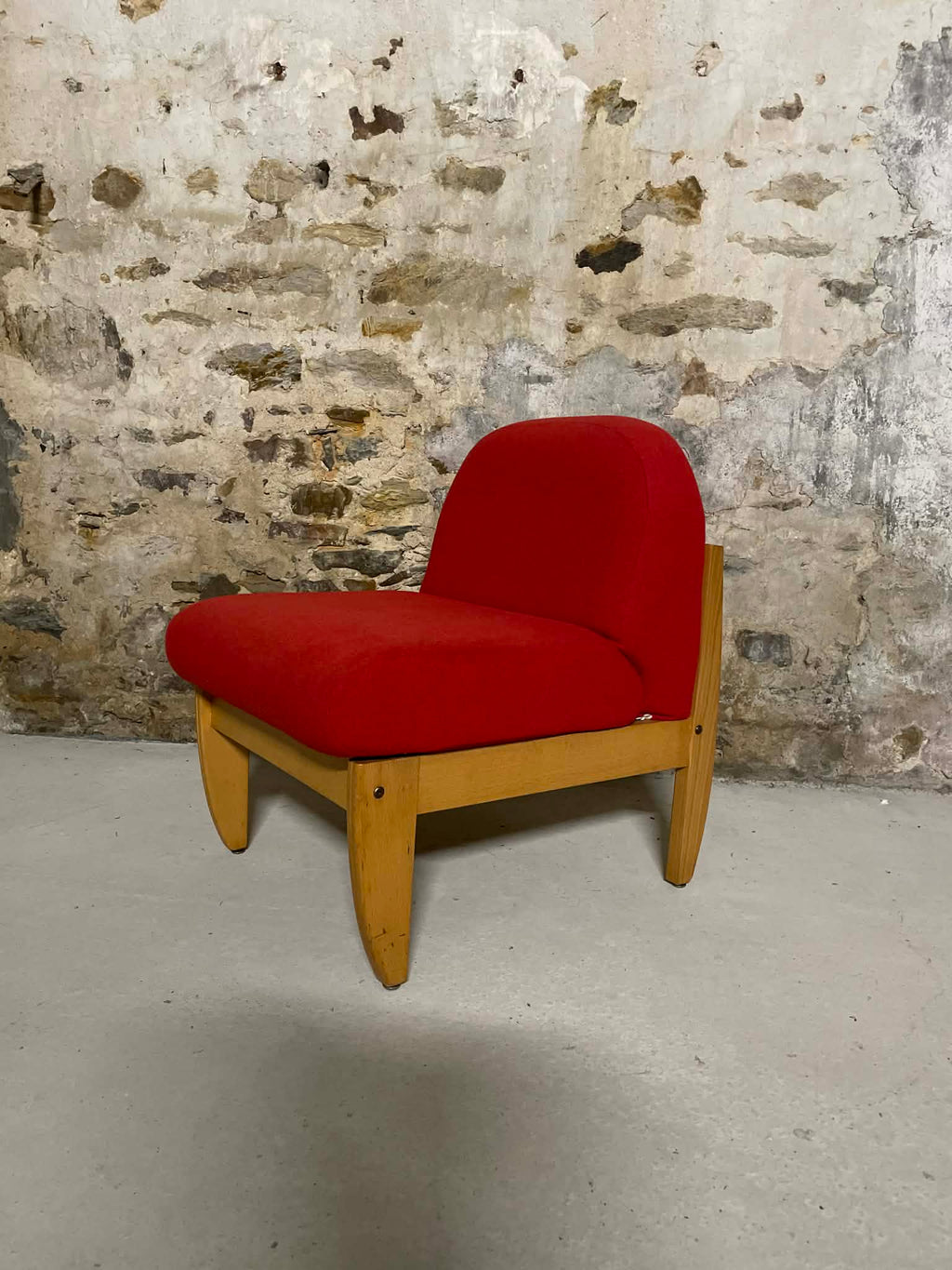 Chauffeuses vintage tissu rouge et bois clair