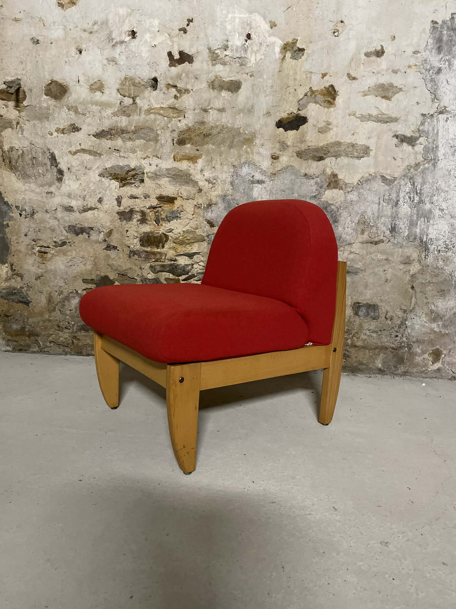 Chauffeuses vintage tissu rouge et bois clair