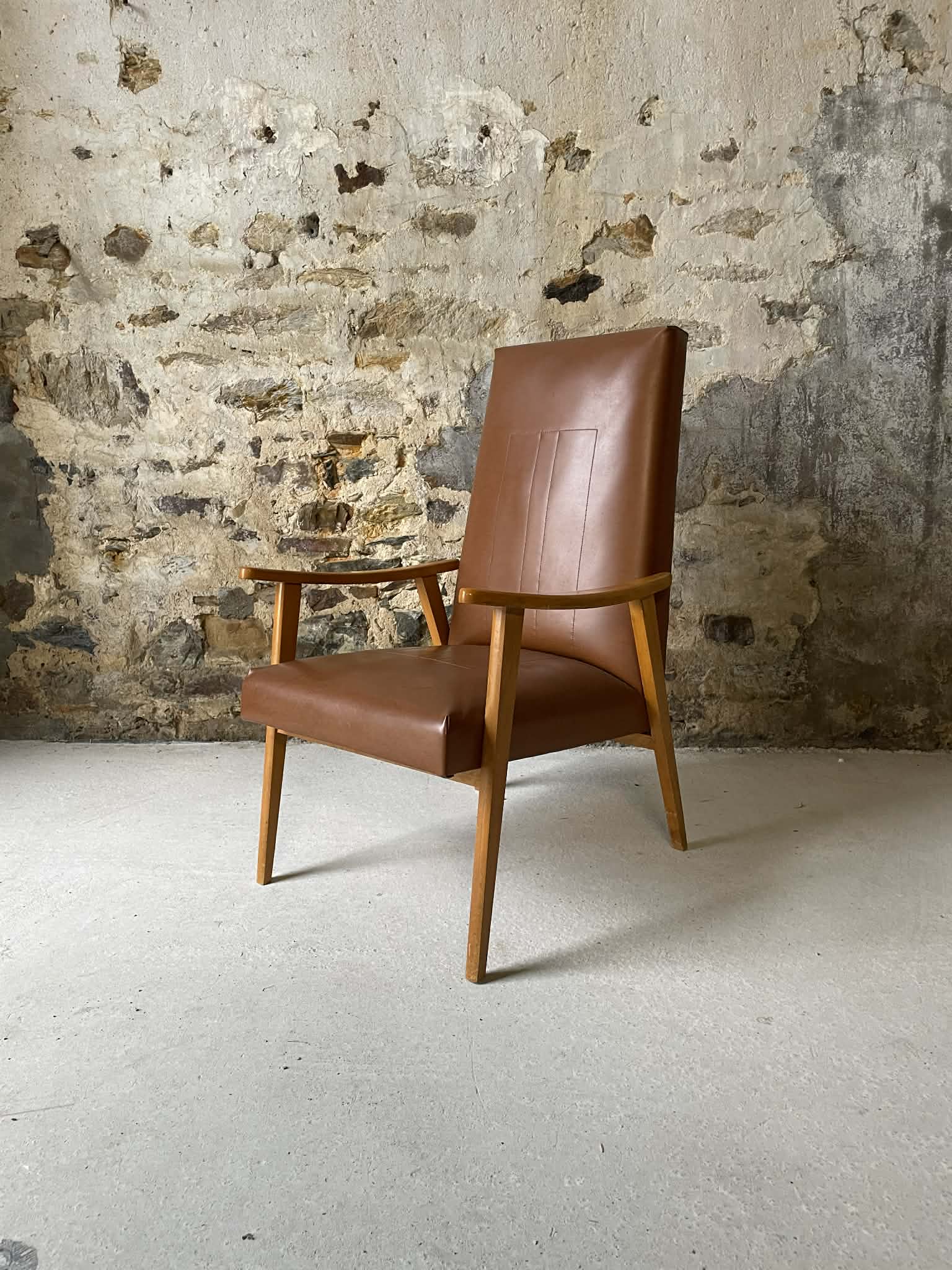 Fauteuil vintage en bois et simili cuir brun – années 60