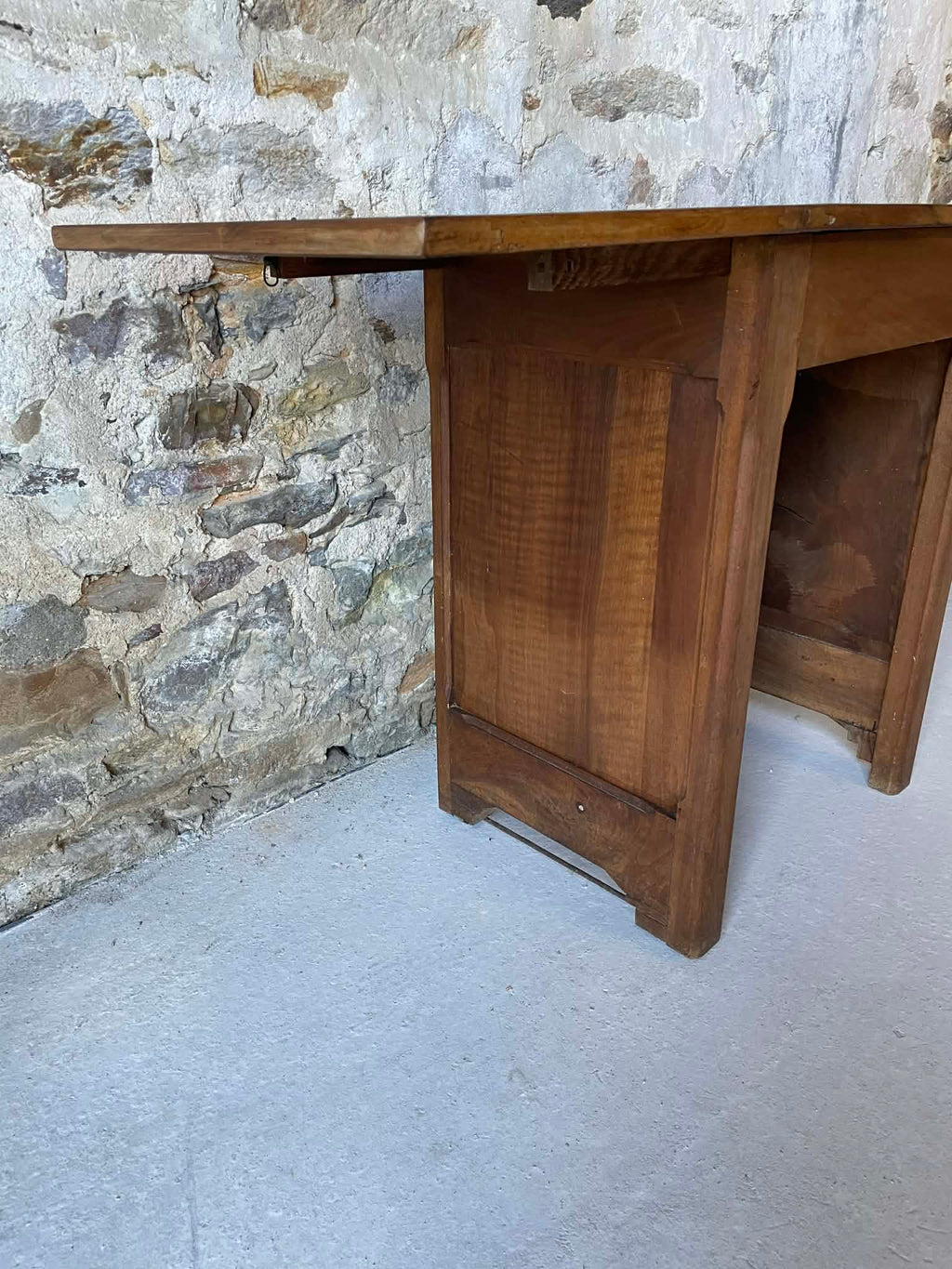 Petite table ancienne en noyer avec rallonge – bureau / desserte