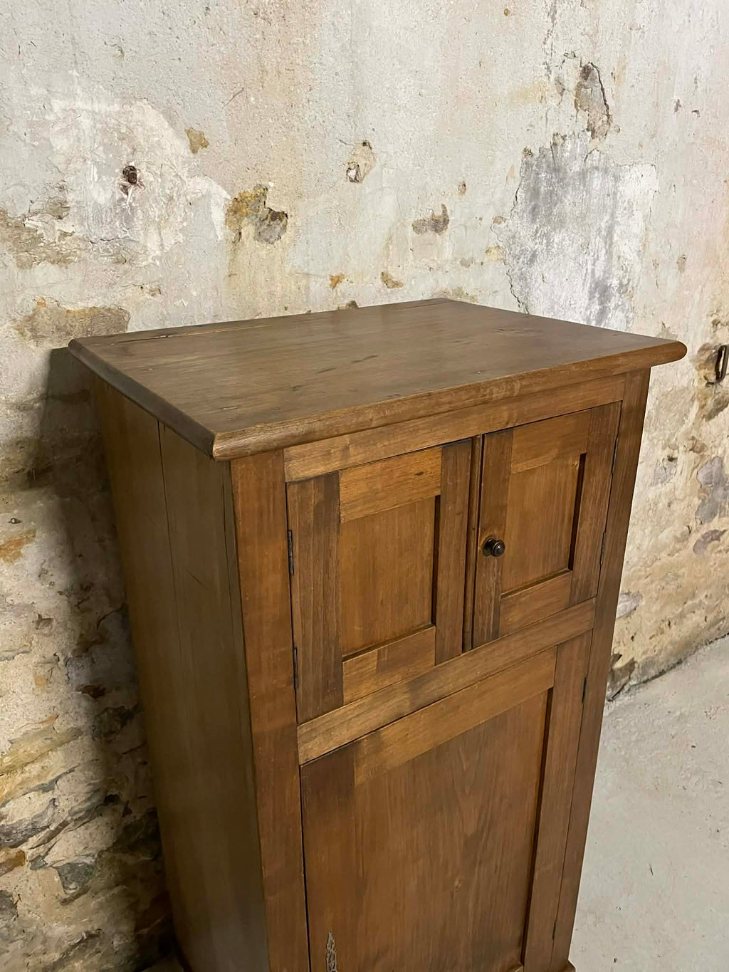 Petit meuble ancien en bois trois portes