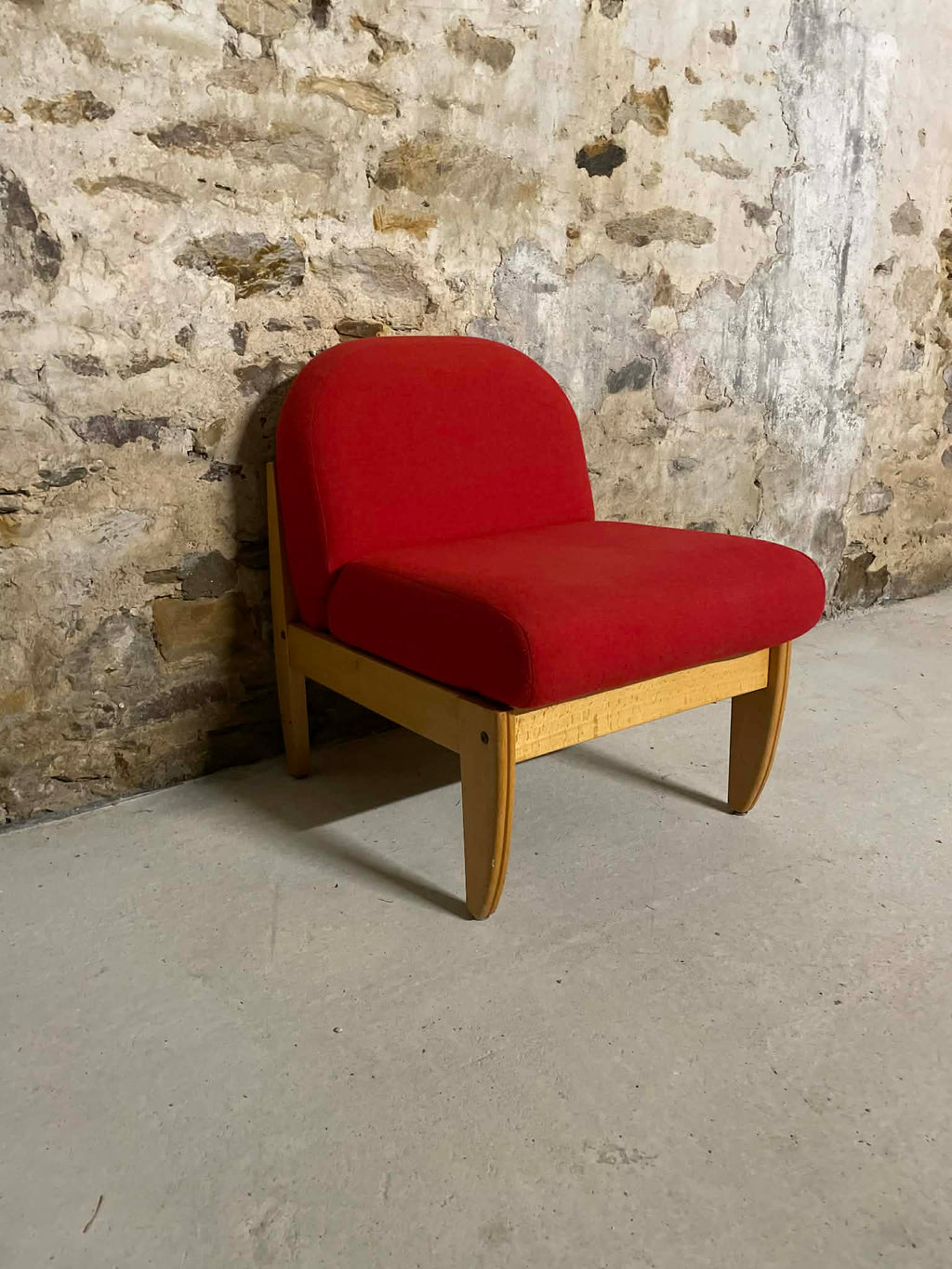 Chauffeuses vintage tissu rouge et bois clair