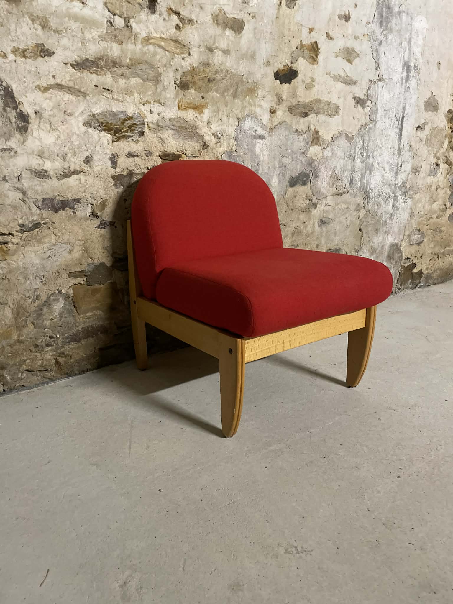 Chauffeuses vintage tissu rouge et bois clair