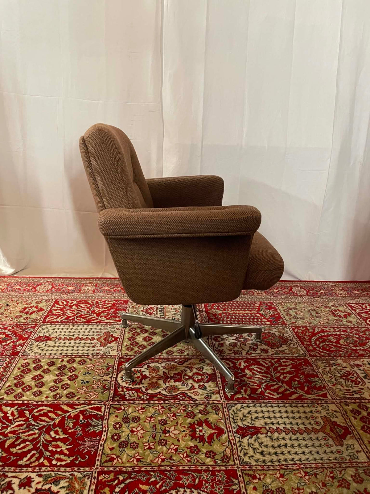 Fauteuil pivotant vintage en tweed marron et chrome – Années 1970