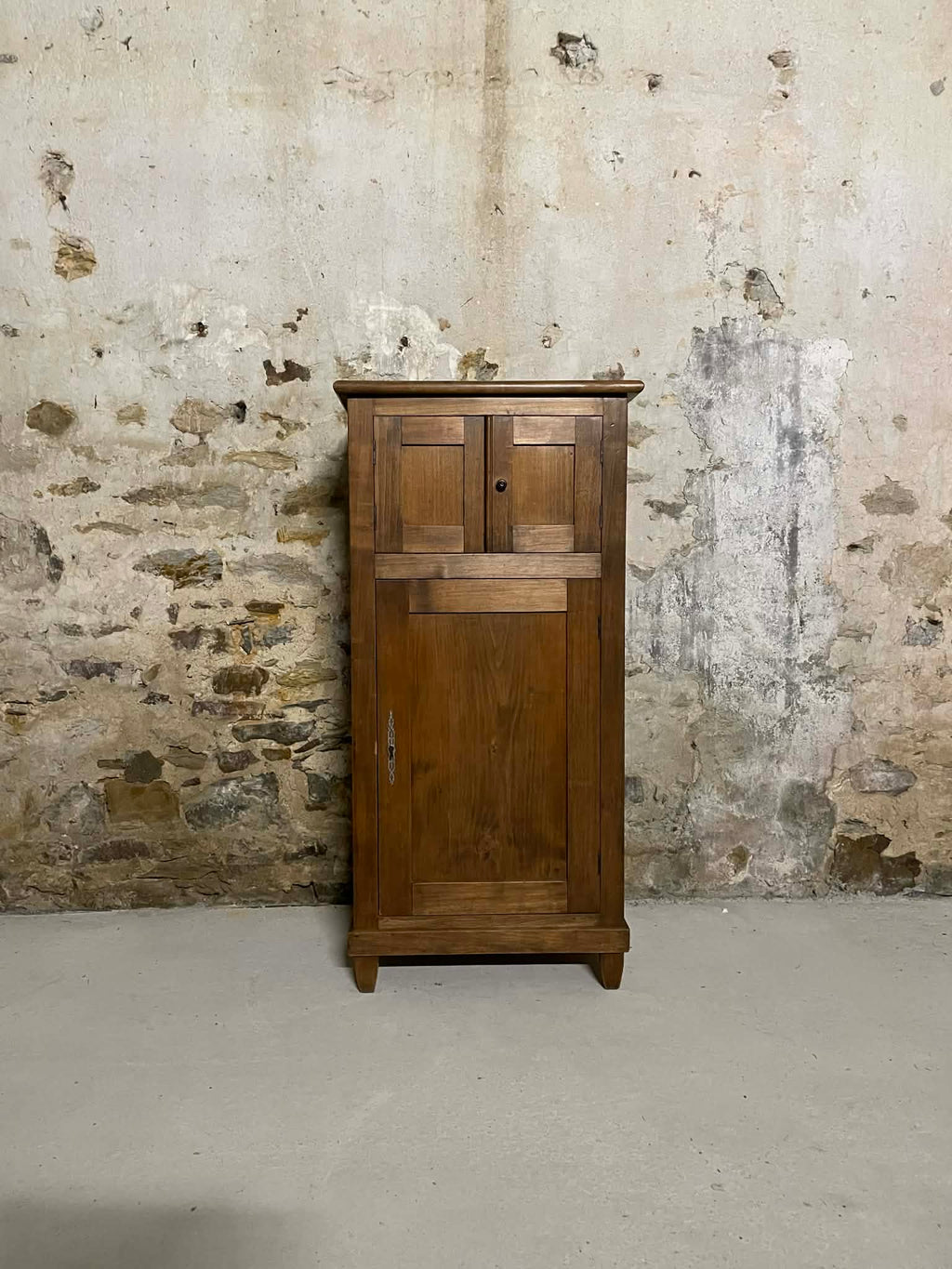 Petit meuble ancien en bois trois portes