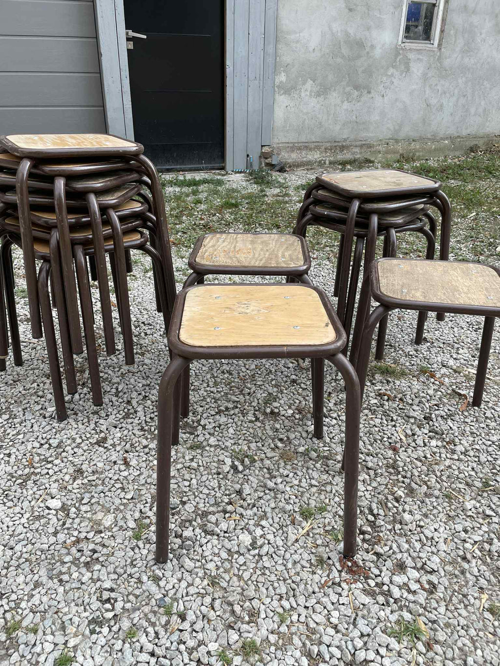 Tabourets anciens d'école marron