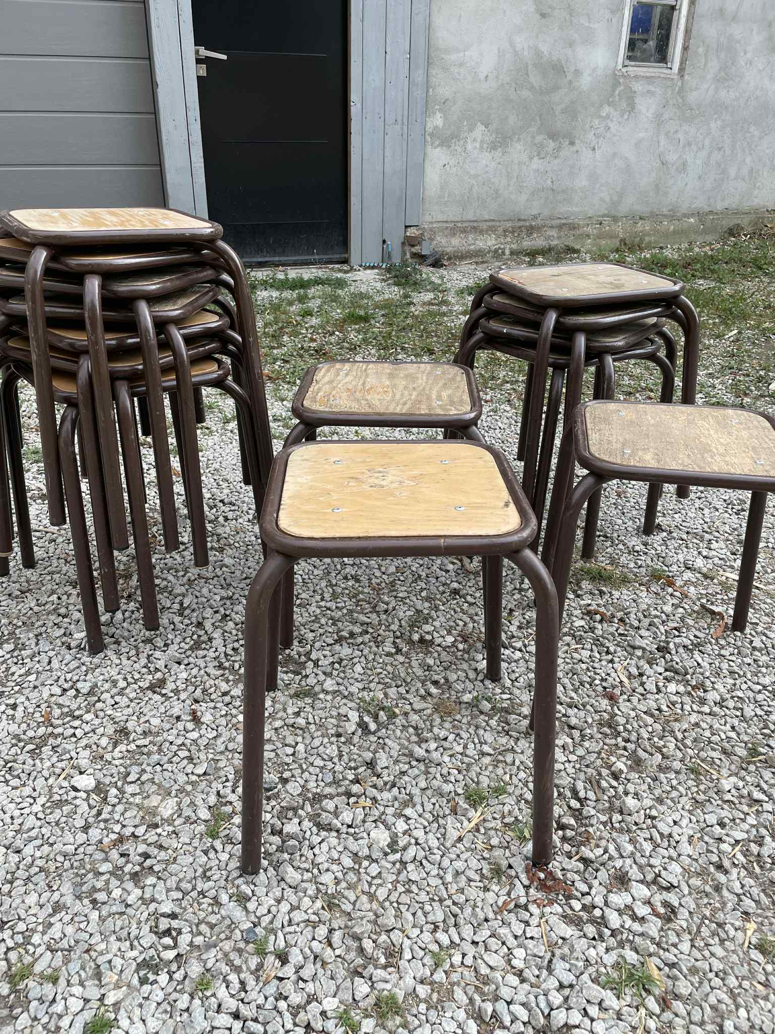 Tabourets anciens d'école marron