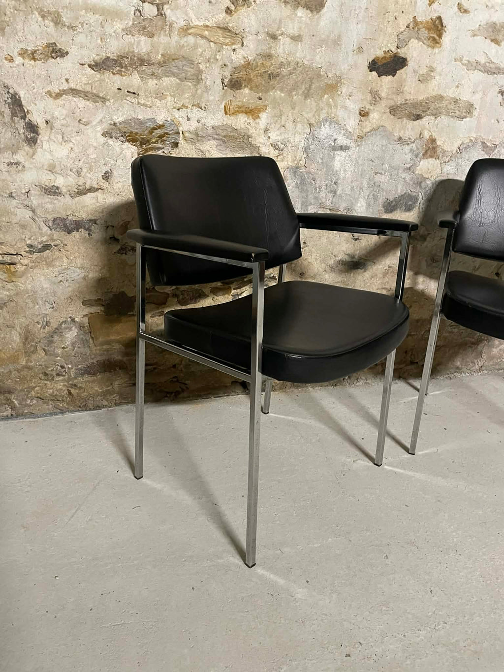 Paire de fauteuils de notaire vintage métal chromé