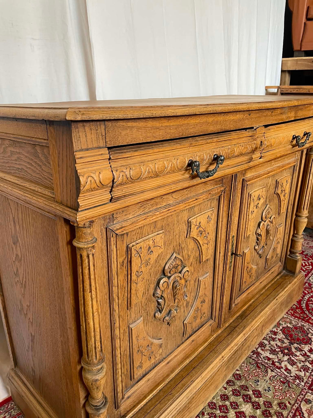 Buffet ancien en chêne massif sculpté – Fin XIXe siècle  Copier le titre