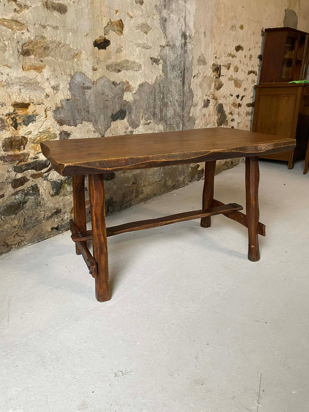 Petite table rustique en bois massif