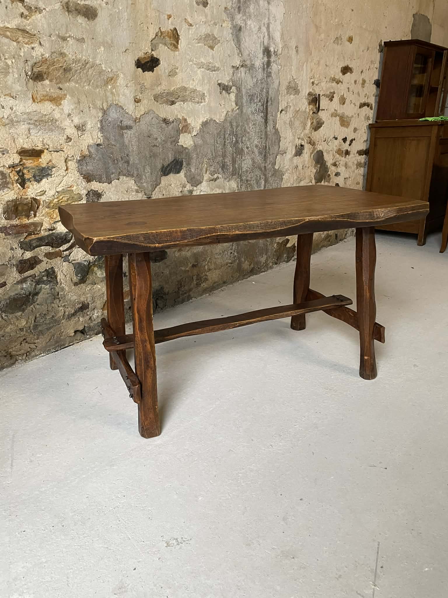 Petite table rustique en bois massif