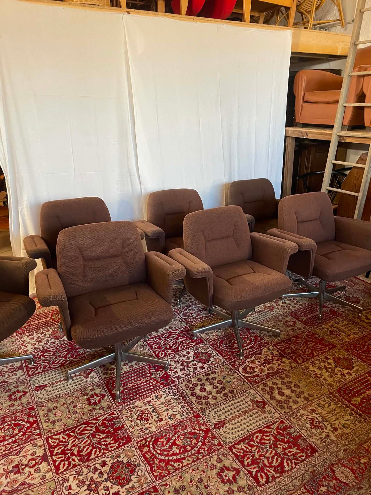 Fauteuil pivotant vintage en tweed marron et chrome – Années 1970