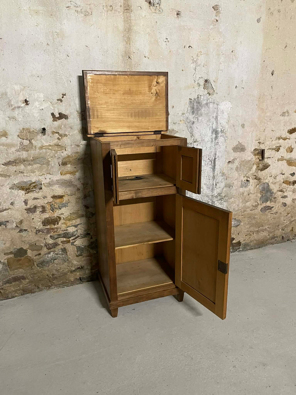 Petit meuble ancien en bois trois portes