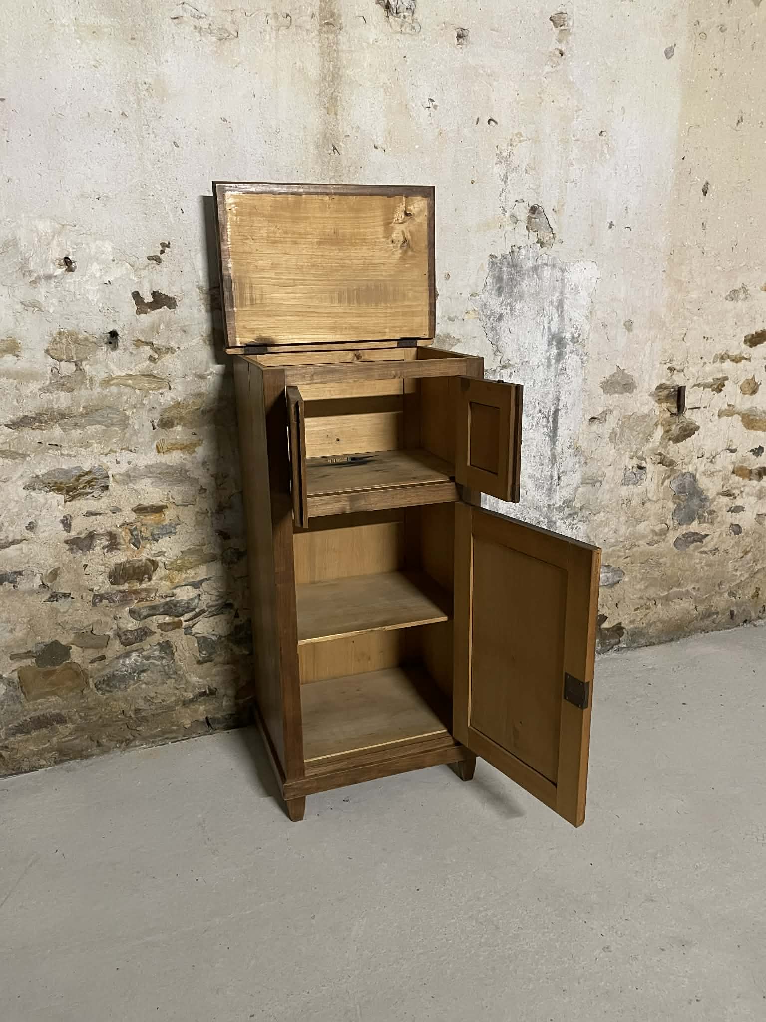 Petit meuble ancien en bois trois portes