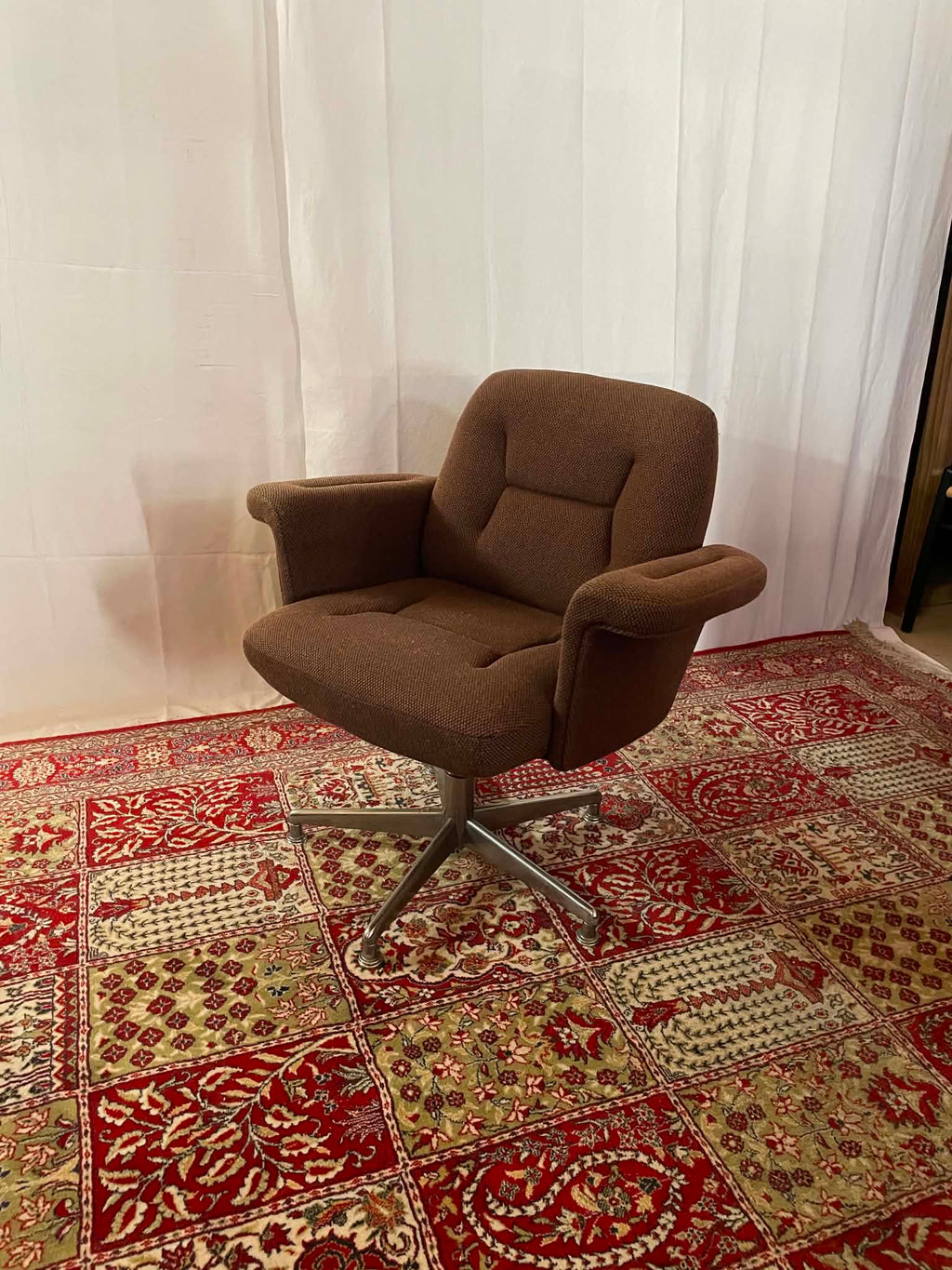 Fauteuil pivotant vintage en tweed marron et chrome – Années 1970