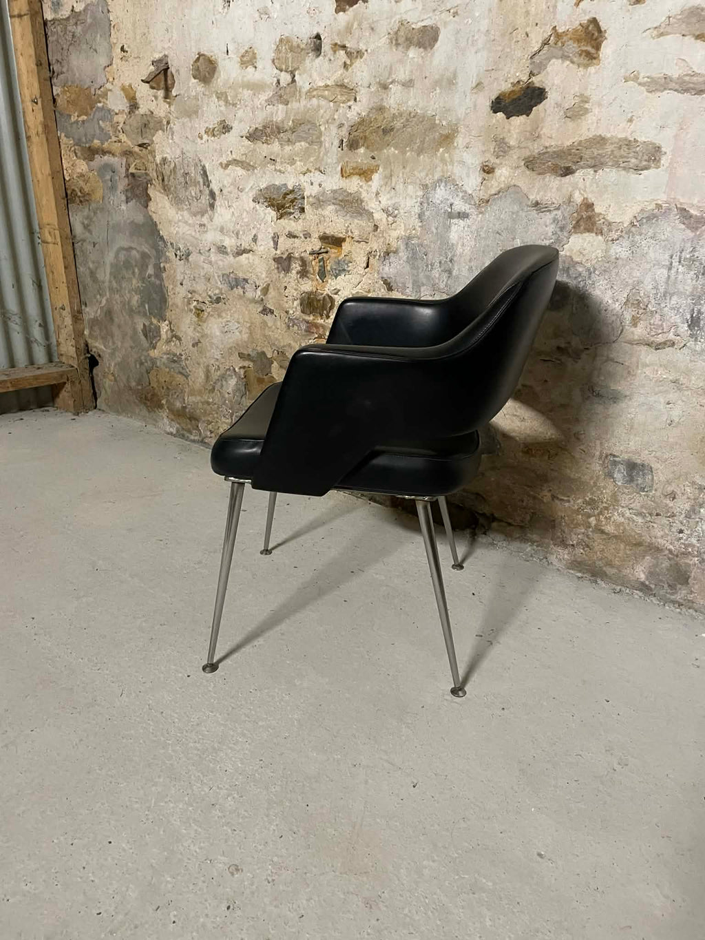 Fauteuil conférence design noir pieds métal style contemporain