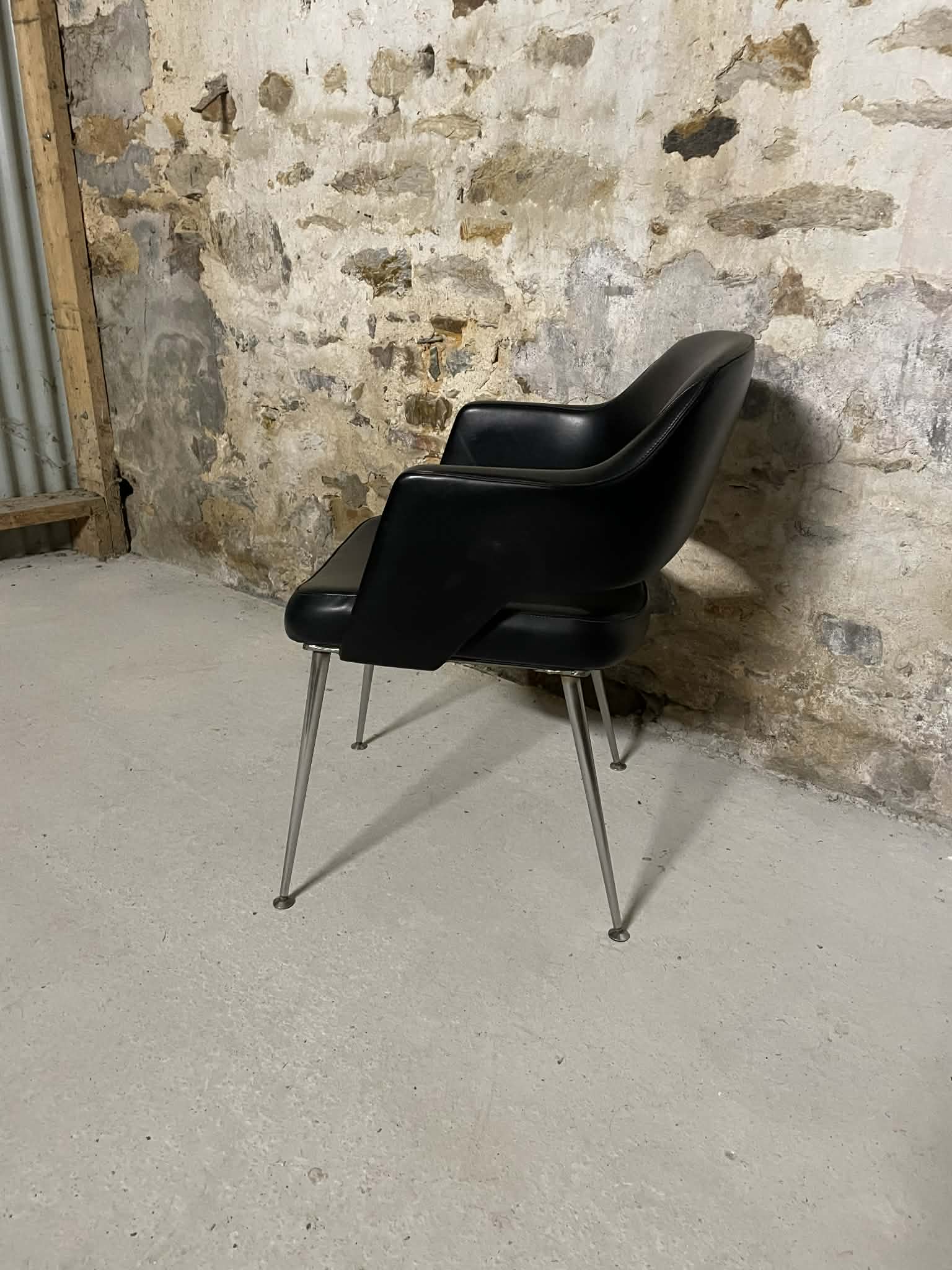 Fauteuil conférence design noir pieds métal style contemporain