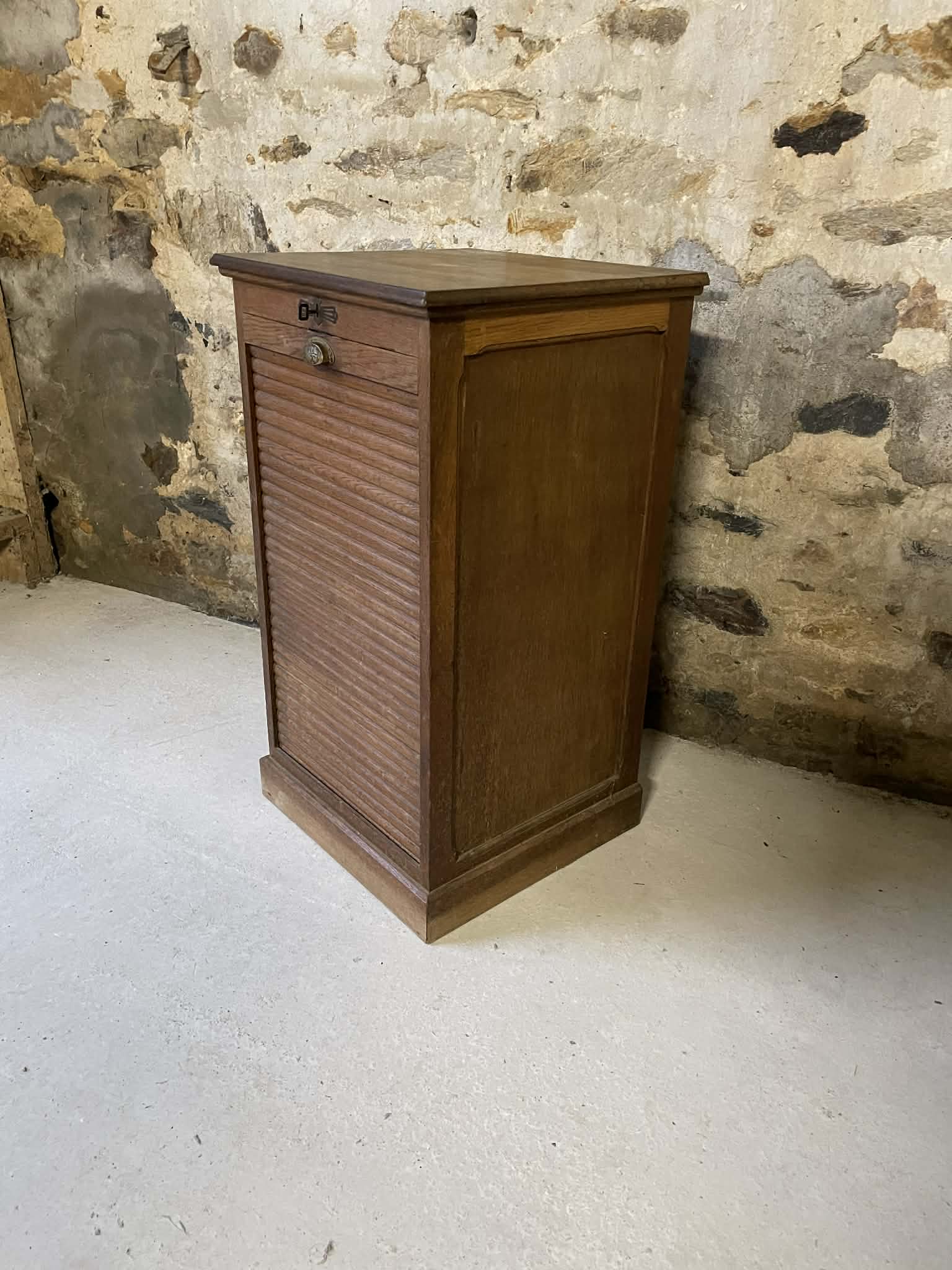 Meuble à rideau vintage en bois