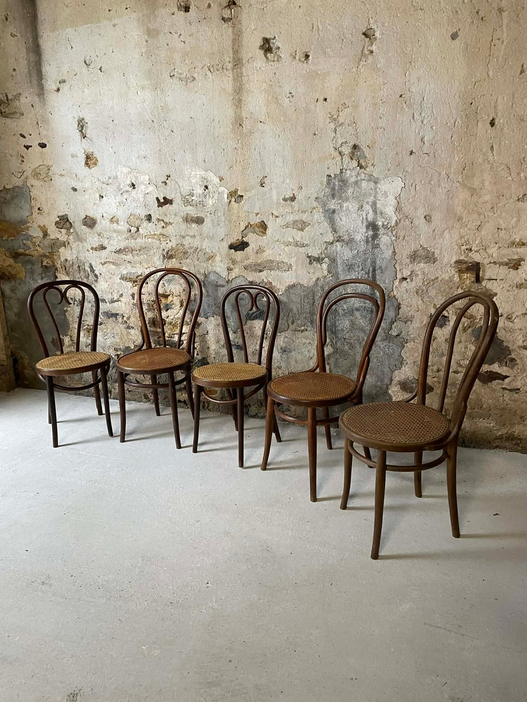 Lot de 5 chaises bistrot en bois courbé et cannage