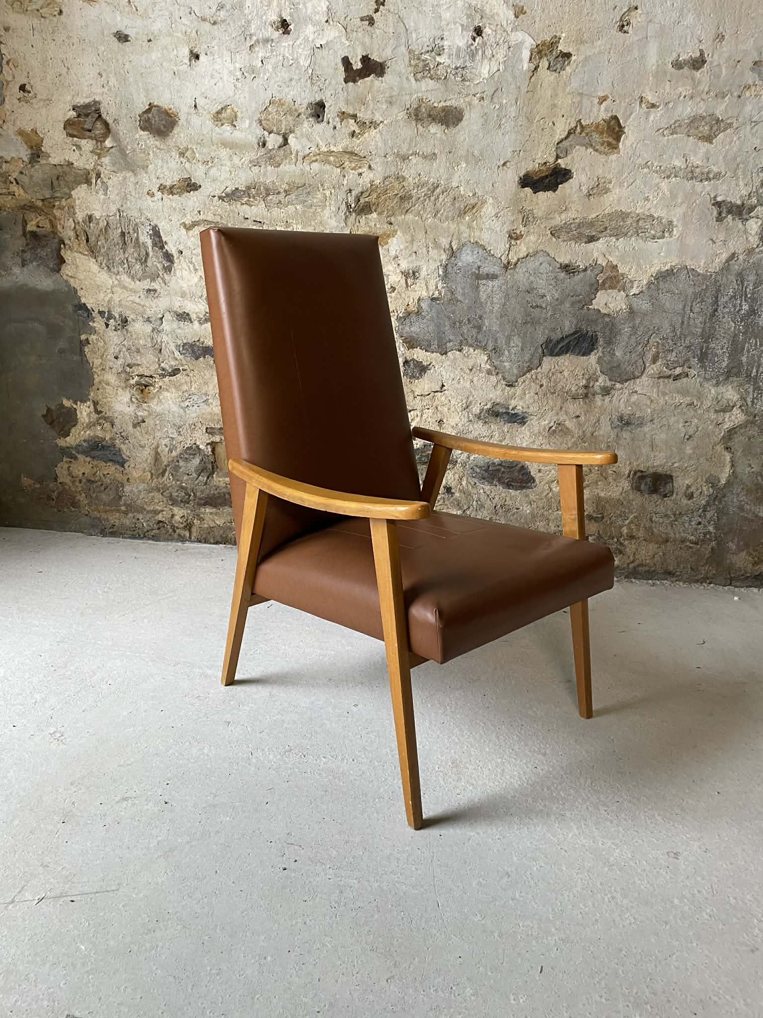 Fauteuil vintage en bois et simili cuir brun – années 60