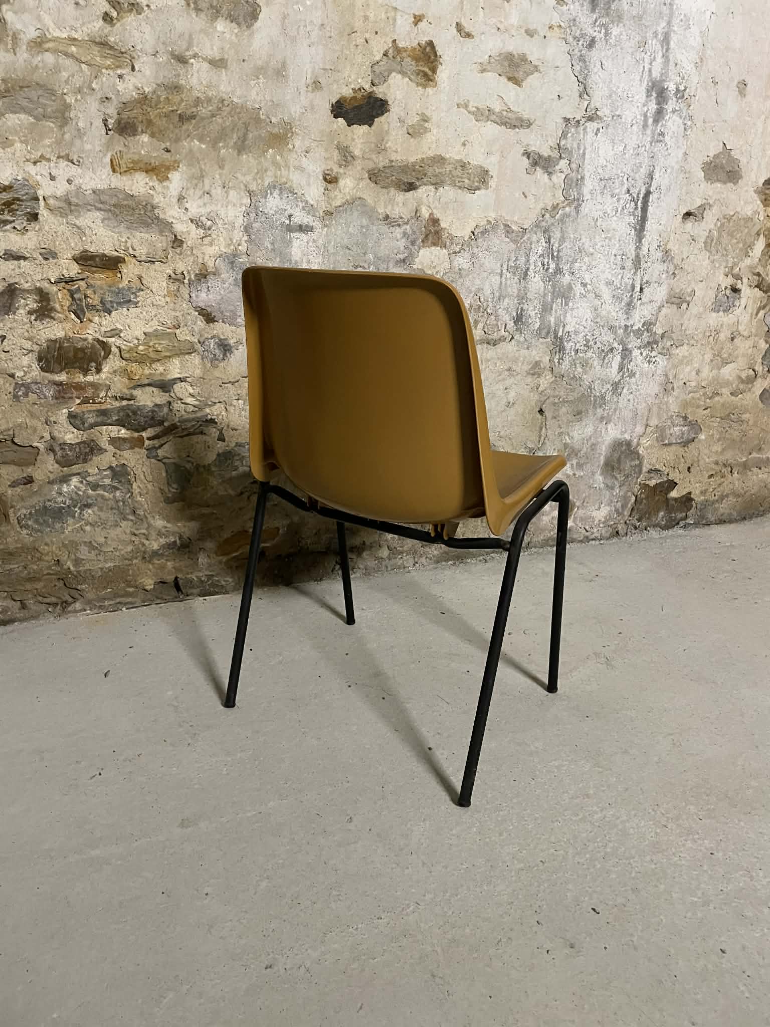 9 chaises vintage empilables en plastique camel