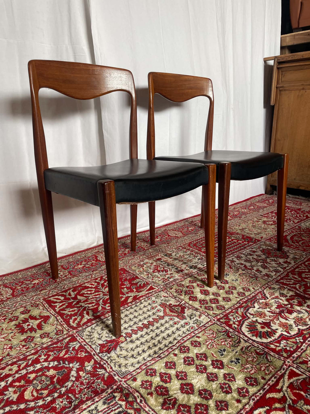 Paire de chaises vintage en teck et skaï noir – Style scandinave