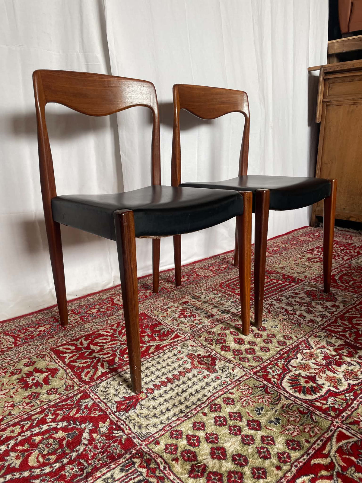 Paire de chaises vintage en teck et skaï noir – Style scandinave